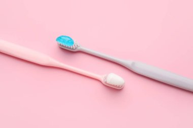 Renkli arkaplanda diş fırçaları