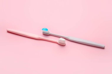 Renkli arkaplanda diş fırçaları