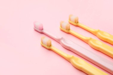 Renkli arkaplanda diş fırçaları