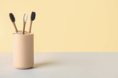 Arka planda diş fırçası olan tutucu