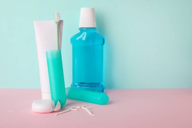 Renk arkaplanındaki ağız temizliğine ayarlı