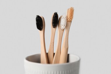 Beyaz arkaplanda diş fırçası olan tutucu