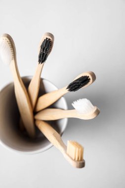 Beyaz arkaplanda diş fırçası olan tutucu