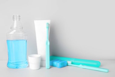 Beyaz arka planda ağız temizliğine ayarlı