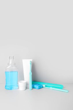 Beyaz arka planda ağız temizliğine ayarlı