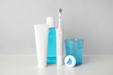 Beyaz arka planda ağız temizliğine ayarlı