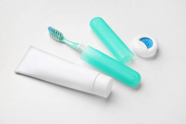 Beyaz arkaplanda diş fırçası, yapıştırma ve diş ipi