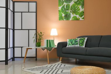 Rahat kanepesi ve masası olan modern bir oda.