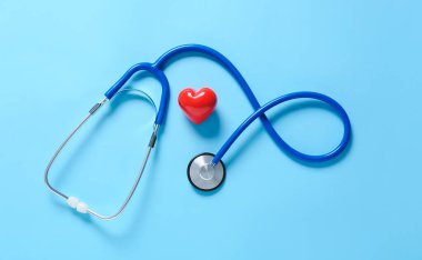 Renkli arka planda modern steteskop ve kalp