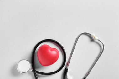 Işık arka planında modern steteskop ve kalp
