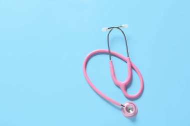 Renk arkaplanı üzerine modern steteskop