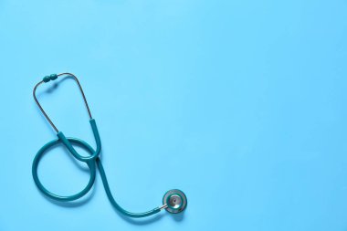 Renk arkaplanı üzerine modern steteskop