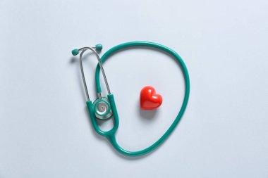 Işık arka planında modern steteskop ve kalp