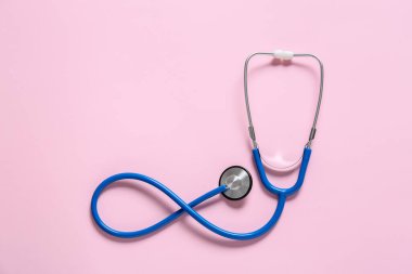 Renk arkaplanı üzerine modern steteskop