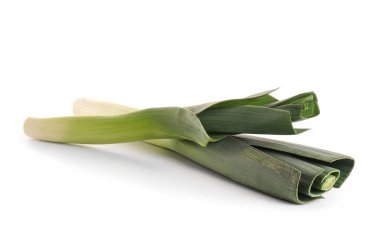 Beyaz arka planda taze pırasa