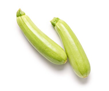 Beyaz arkaplanda taze kabaklar