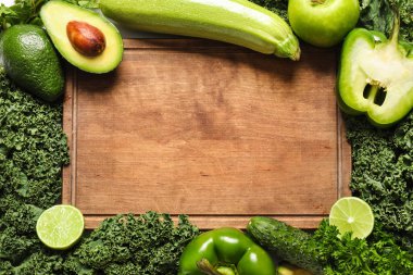 Taze yeşil sebze ve ahşap tahta.