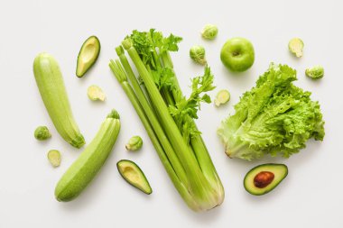 Beyaz arka planda taze yeşil sebzeler
