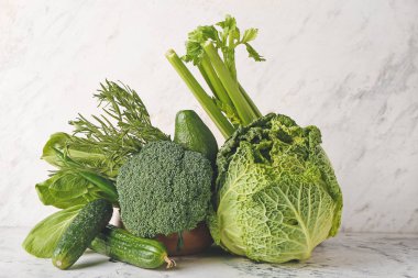 Açık arkaplanda sağlıklı yeşil sebzeler
