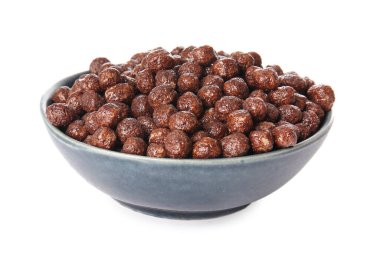 Beyaz arka planda çikolatalı mısır topu kasesi.