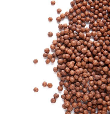 Beyaz arka planda çikolatalı mısır topları