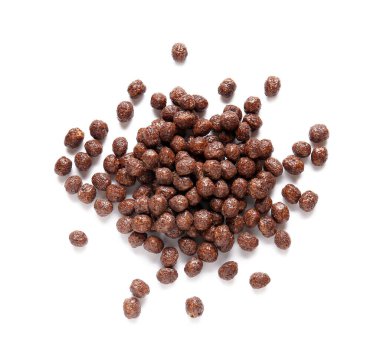 Beyaz arka planda bir yığın çikolatalı mısır topu.