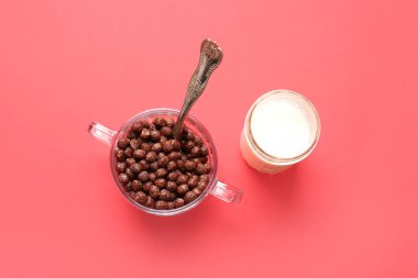 Çukulatalı mısır topları ve arka planda bir bardak süt.