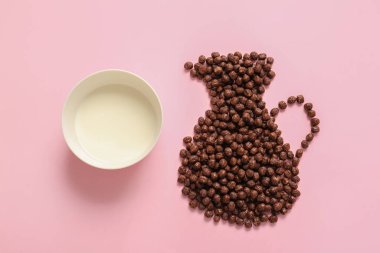 Çikolatalı mısır topları ve renkli arka planda süt ile yaratıcı kompozisyon