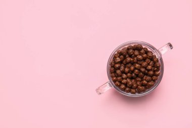 Arka planda çikolatalı mısır topları olan kase