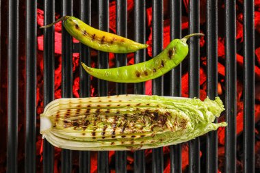 Izgarada lezzetli sebzeler pişiyor.