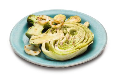 Beyaz arka planda lezzetli ızgara sebzeli tabak.