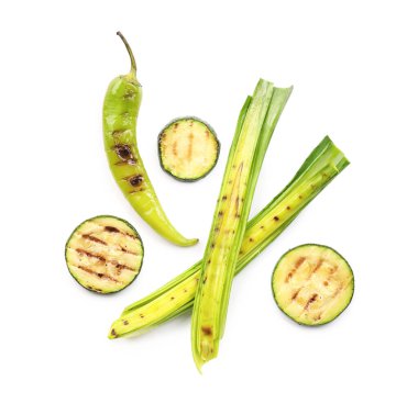 Beyaz arka planda lezzetli ızgara sebzeler.