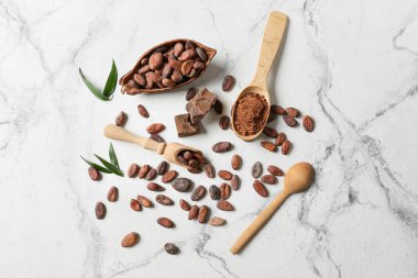 Hafif arkaplanlı kakao çekirdekli kompozisyon