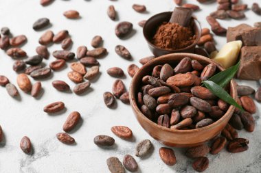 Hafif arka planda kakao çekirdekli kase