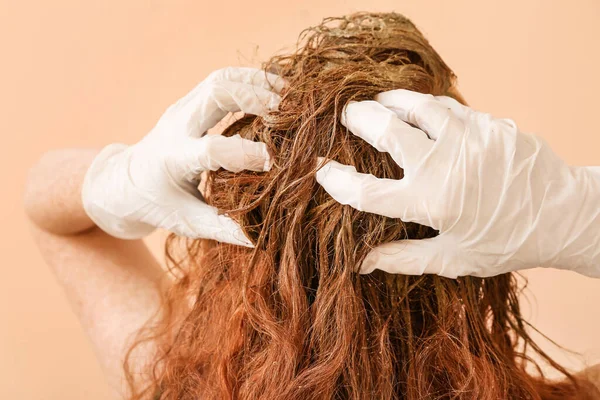 Junge Frau Verwendet Henna Haarfärbemittel Auf Farbigem Hintergrund — Stockfoto