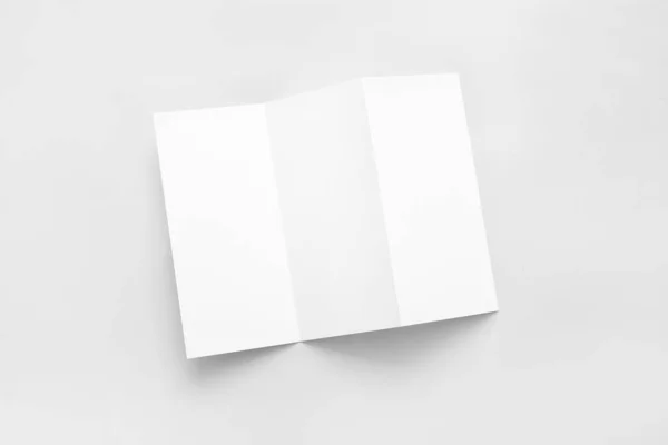 浅色背景的空白小册子 — 图库照片