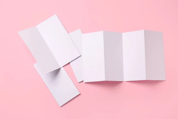 Folletos Blanco Sobre Fondo Color — Foto de Stock