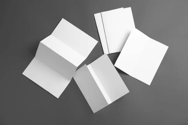 Λευκά Φυλλάδια Σκούρο Φόντο — Φωτογραφία Αρχείου