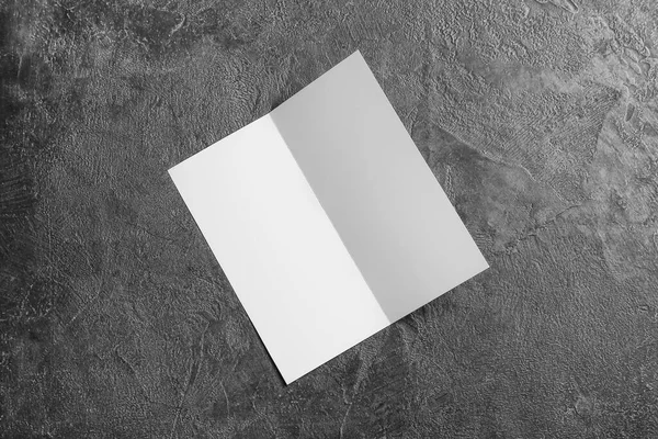 关于深色背景的空白小册子 — 图库照片