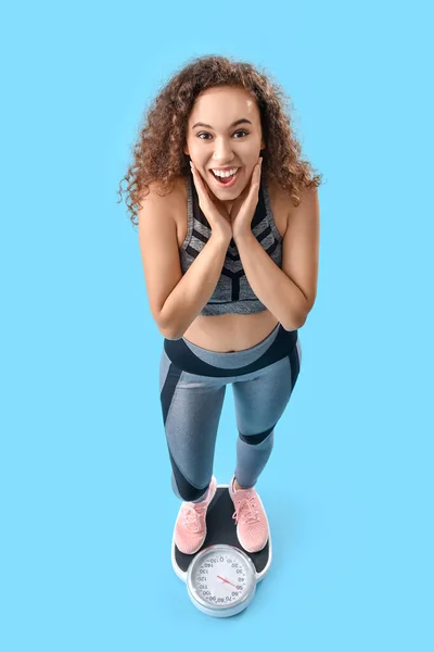 Hermosa Mujer Joven Con Escamas Fondo Color —  Fotos de Stock