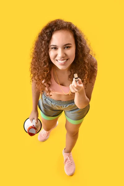 Красивая Молодая Женщина Мегафоном Свистом Цветном Фоне — стоковое фото