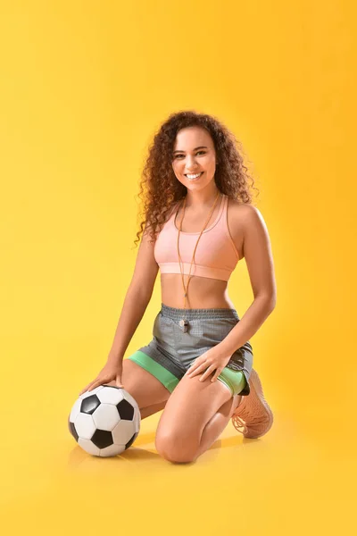 Hermosa Mujer Joven Con Pelota Fútbol Sobre Fondo Color — Foto de Stock