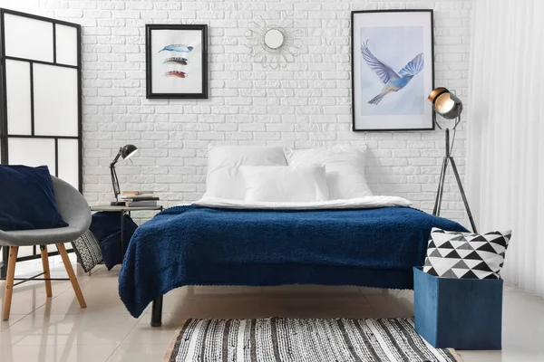 モダンなスタイリッシュなベッドルームのインテリア — ストック写真