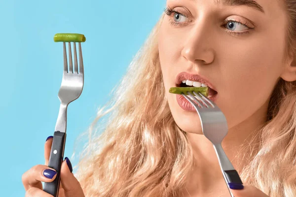 Schöne Junge Frau Isst Grüne Bohnen Auf Farbhintergrund Nahaufnahme — Stockfoto