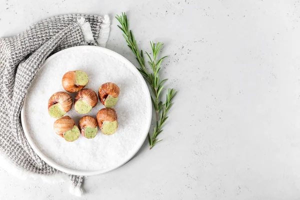 Teller Mit Leckeren Schnecken Auf Hellem Hintergrund — Stockfoto