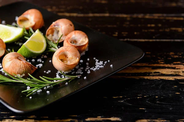 Plate Tasty Snails Dark Wooden Background — Stock Photo, Image