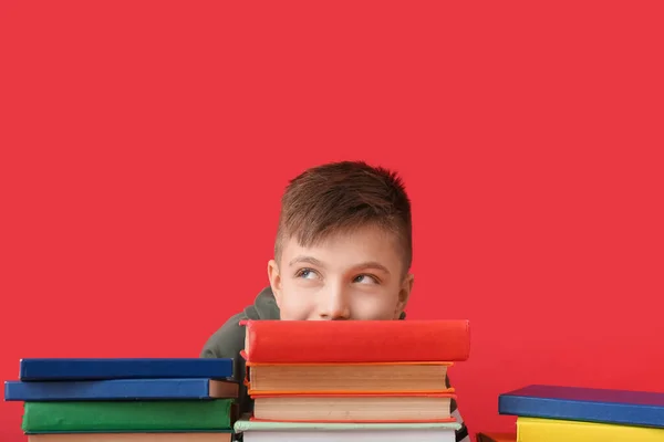 Lindo Niño Con Muchos Libros Sobre Fondo Color — Foto de Stock