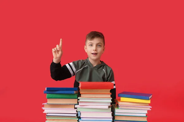 Menino Bonito Com Muitos Livros Dedo Indicador Levantado Fundo Cor — Fotografia de Stock