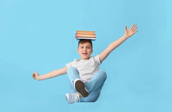 Netter Kleiner Junge Mit Vielen Büchern Auf Farbigem Hintergrund — Stockfoto