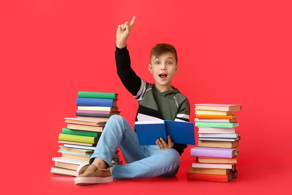 Menino Bonito Com Muitos Livros Dedo Indicador Levantado Fundo Cor — Fotografia de Stock